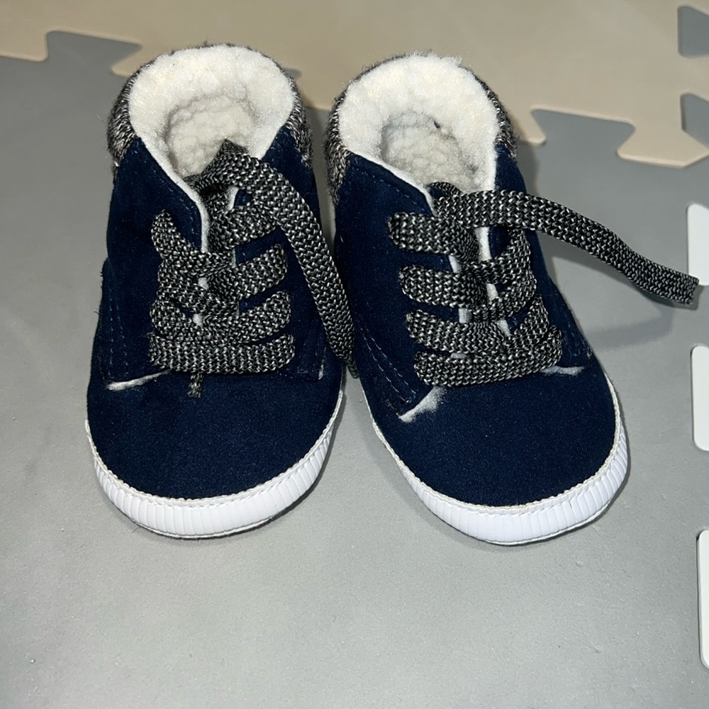 Gap fleece line sneaker for baby
